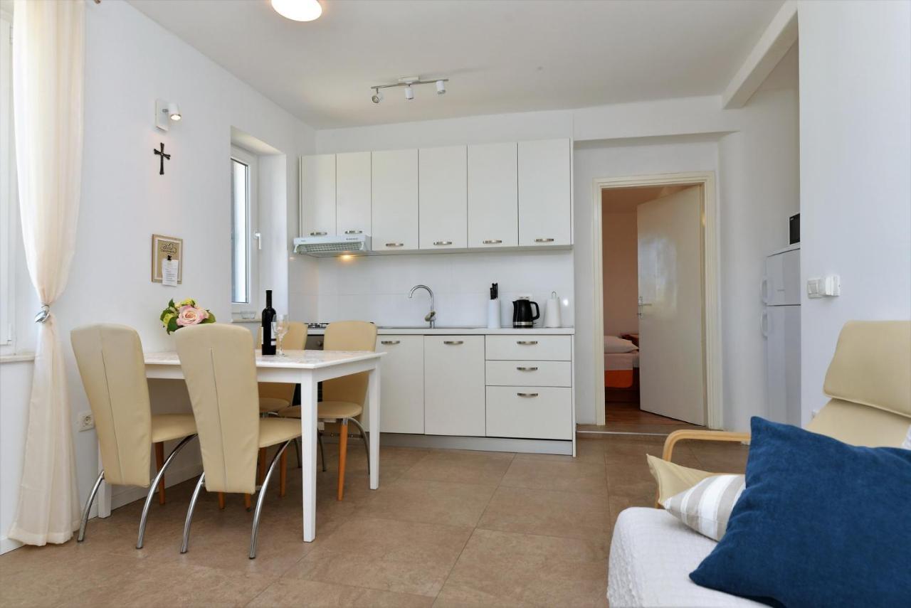 Beach Apartment Vami With Sea View Murter Buitenkant foto