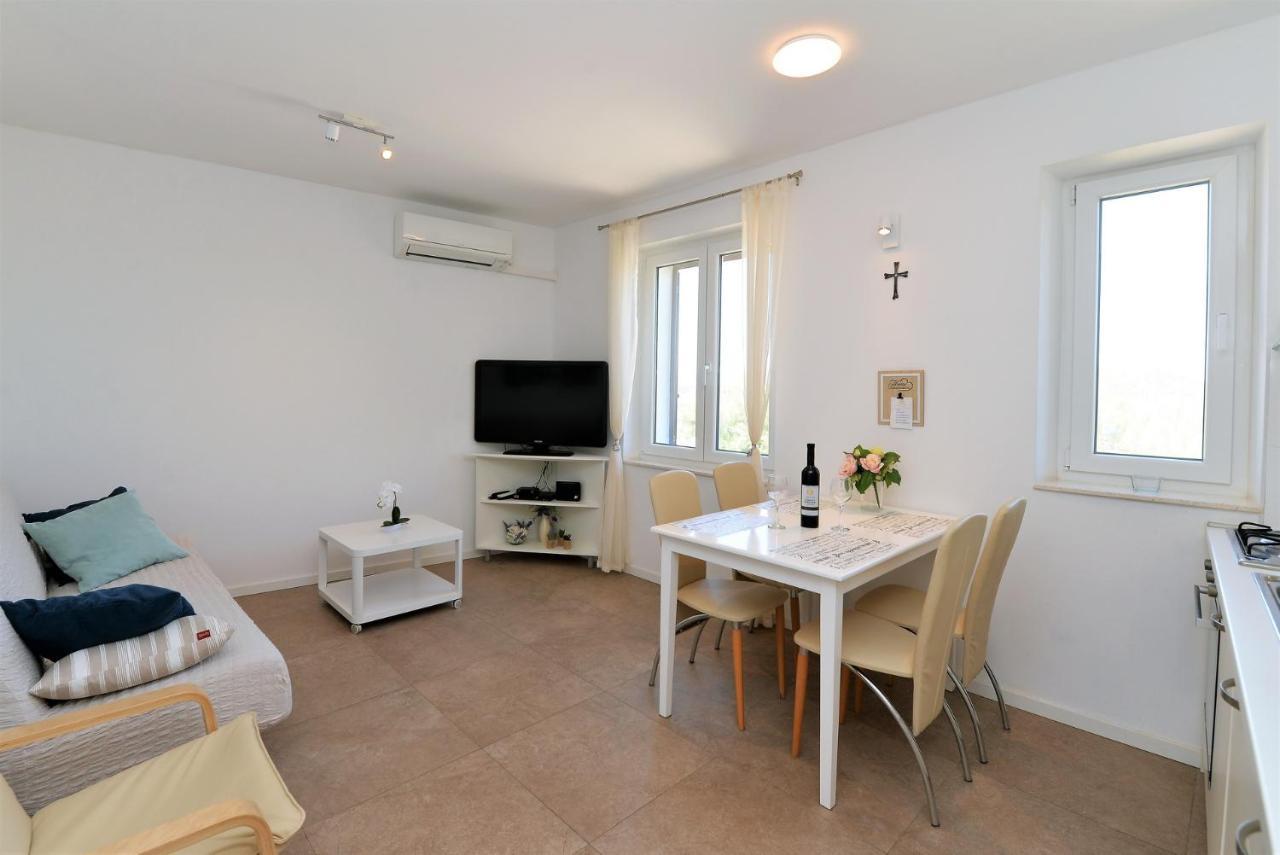 Beach Apartment Vami With Sea View Murter Buitenkant foto