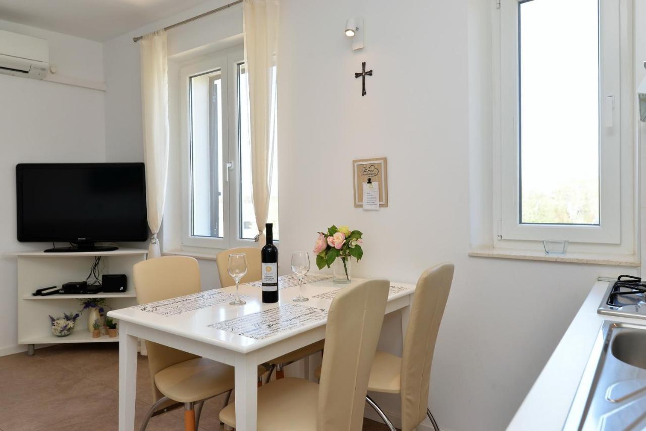 Beach Apartment Vami With Sea View Murter Buitenkant foto